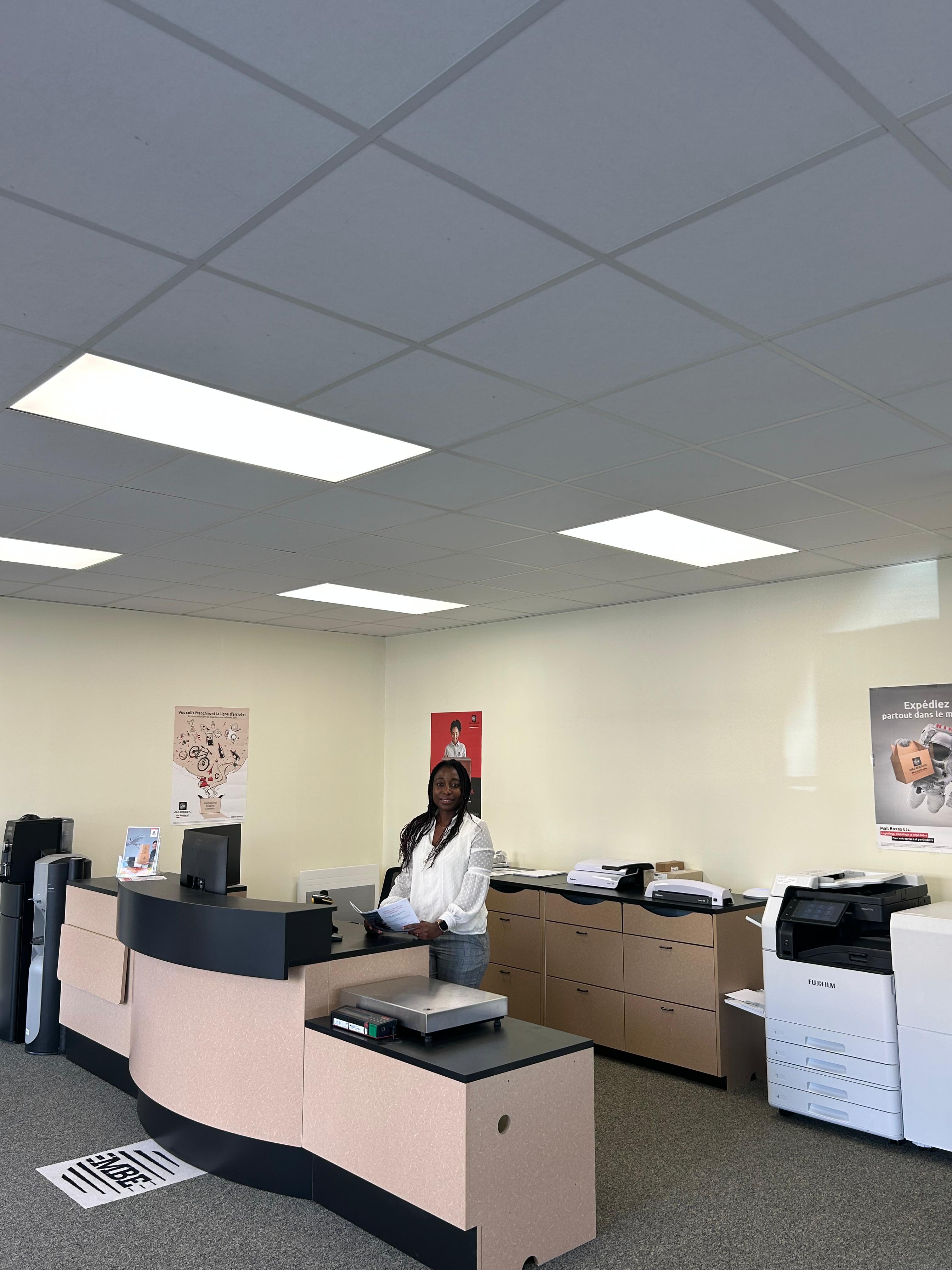 Franchisée MBE Arras au comptoir de son Centre