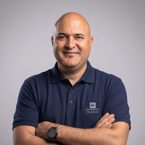 Fakhri Souissi, responsable du Centre Mail Boxes Etc. Salon-de-Provence